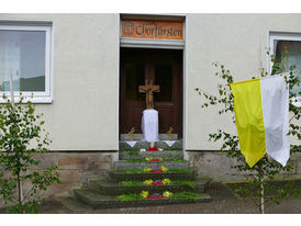Altar- und Straßenschmuck zu Fonleichnam (Foto: Karl-Franz Thiede)